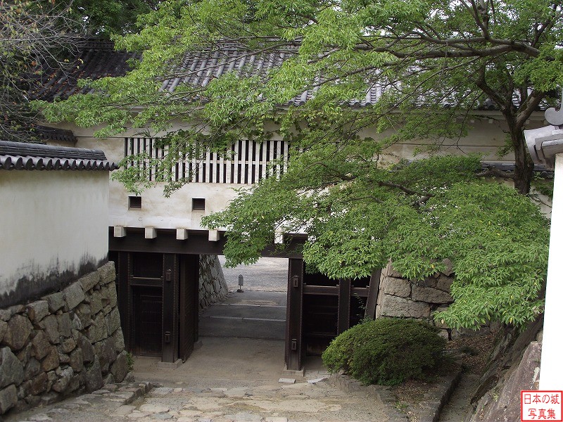 廊下門。門の上は廊下となっており、藩主の居住する上段と藩政の場である中段を結んでいる。