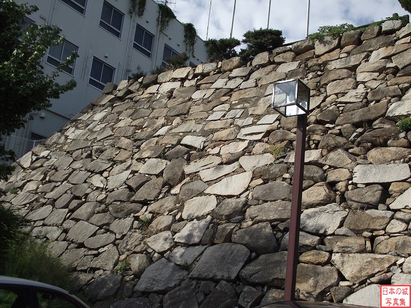 岡山城近くの市内に残る石垣