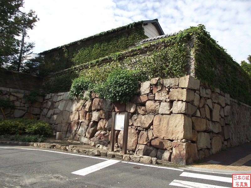 岡山城 西丸西手櫓 石山門跡石垣。廃城となった備前富山城の大手門の移築と伝わる門があったが、太平洋戦争により焼失した。