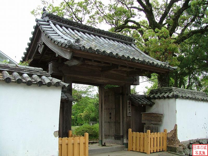 杵築城 北台武家屋敷 藩校の門。現在は小学校の門として使われている。