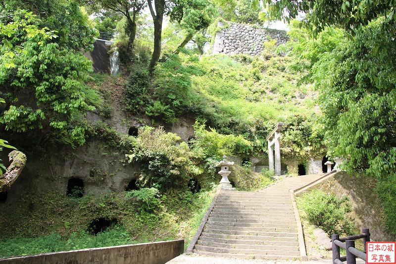 永山城 登城路 城を登る道。崖に開けられた穴が多数見えるが、千数百年前の豪族の古墳と言われる。