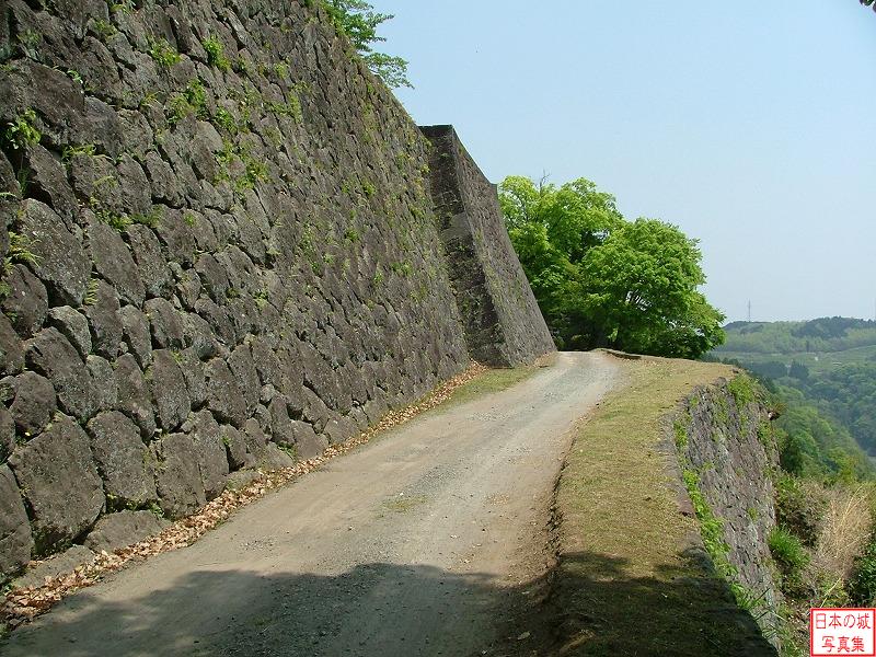 本丸石垣と南側通路。右は断崖になっている