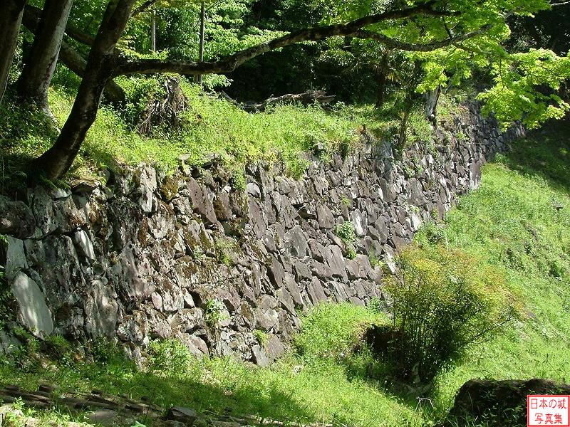 角牟礼城 搦手門跡 搦手門跡からみた石垣。長さは約100mある