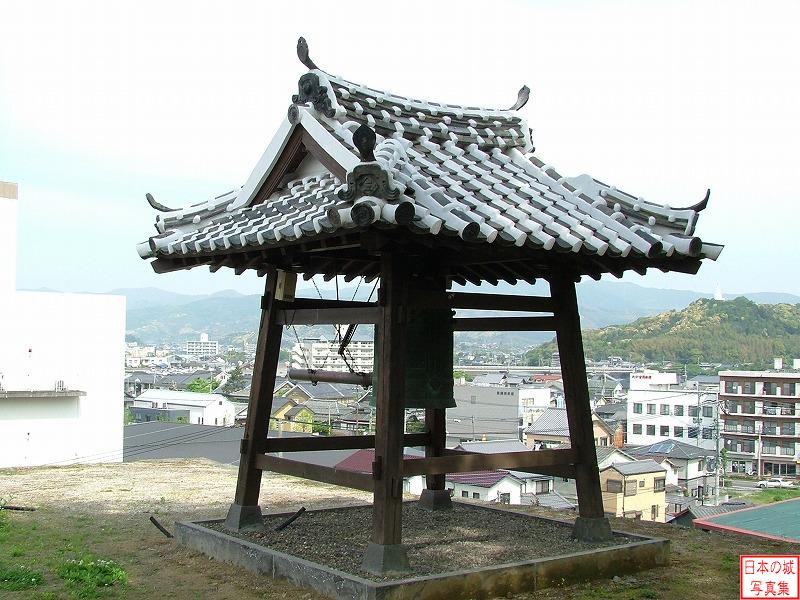 臼杵城 鐙坂 鐙坂の上にある鐘