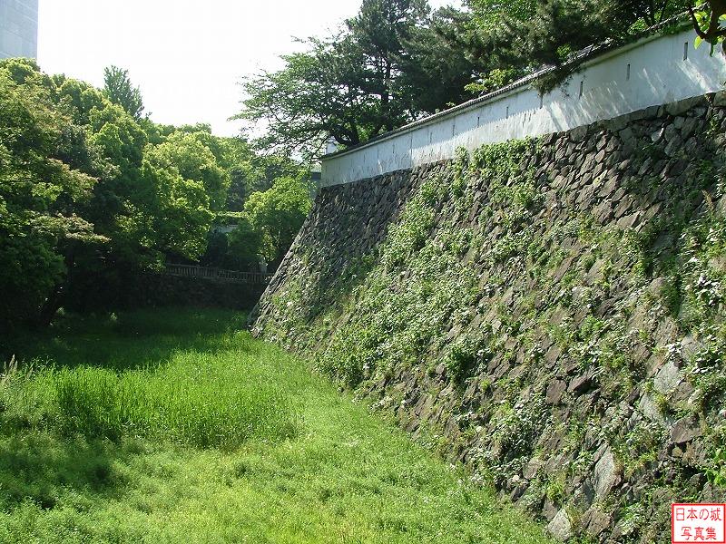 小倉城 北の丸・本丸石垣 本丸石垣と、本丸と北の丸を隔てる空堀