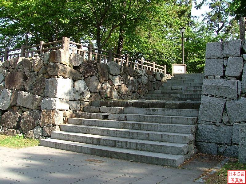 鉄門。一般の武士の登城口。往時は幅約2.1mと現在よりも狭かった。