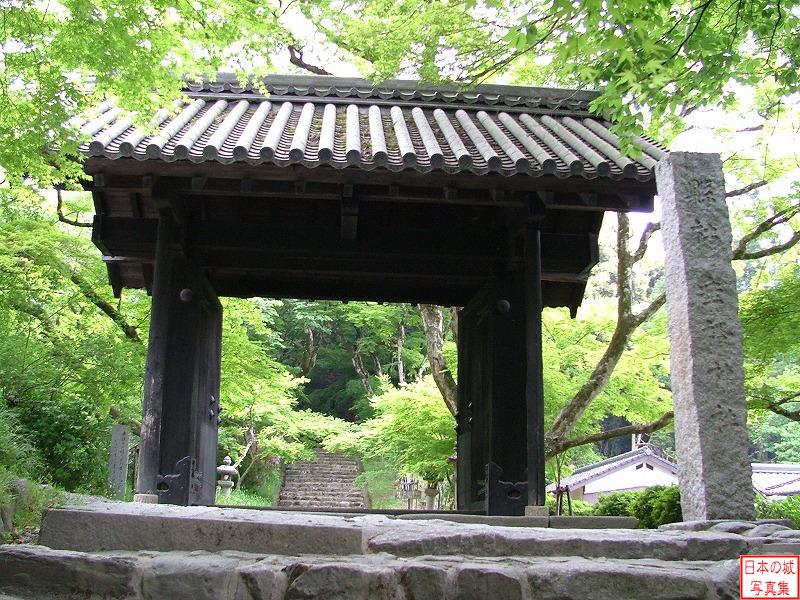 秋月城 黒門 黒門。現在は旧城内にある垂裕神社の門となっている。