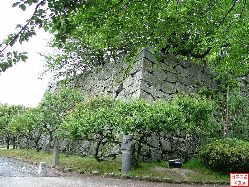 松木坂門跡の石垣。二の丸に通じる門。石垣上には櫓門が建ち、直角に続櫓があった。