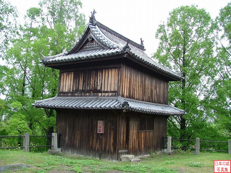 祈念櫓。本丸の北東隅に位置し、鬼門封じのために建てられた。万延元年(1860)に竣工したが、市内崇福寺に改装の上移築され、再度元の位置に移築され現在に至る。