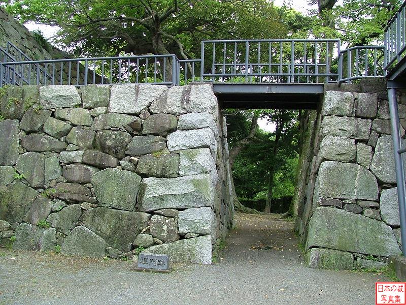 中天守跡から大天守跡へ向かうには、この埋門を潜ってから階段を登り、橋を渡る必要がある。