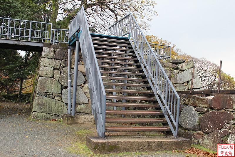 福岡城 大天守跡 この階段を登り、橋を渡ると大天守跡へ