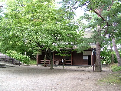久保田城 御物頭御番所を正面から。どうもこの城の建造物を写真に撮ると木に隠れてしまう。