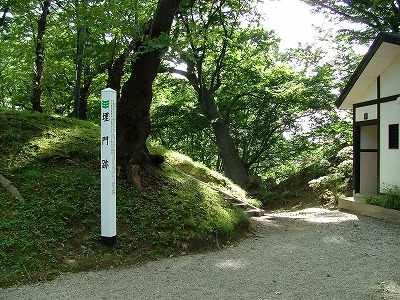 久保田城 埋門跡。土塁を切り、その上に櫓を渡していた。