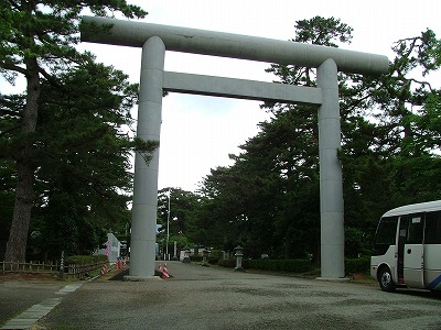 鶴ヶ岡城 本丸にある庄内神社の鳥居。かつてここには二の丸大手門があり、本丸とは堀で隔てられていた
