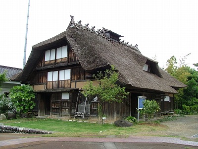 鶴ヶ岡城 旧渋谷家住宅。山間の村落の農家を移築したもの。創建は文政五年(1822)。「かぶと造り」という外観が特徴的。