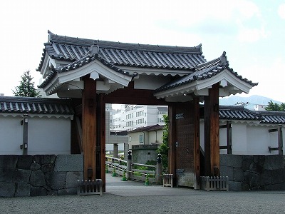 山形城 高麗門を枡形内から