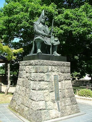 米沢城 米沢藩の藩祖・上杉謙信公の像。謙信の甥で養子の景勝が初代藩主である。