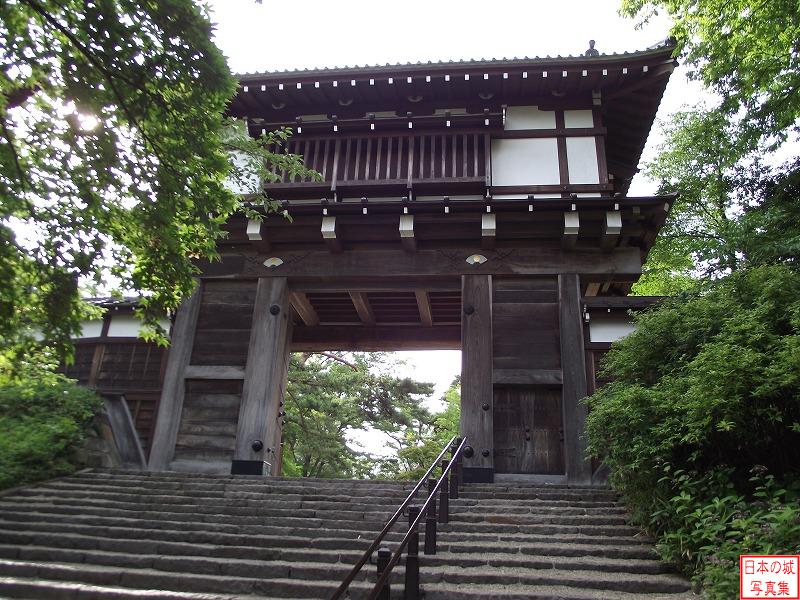 久保田城 表門 表門。一の門とも呼ばれる。本丸の正門で、木造二階建て瓦葺櫓門である。近年再建されたものである。