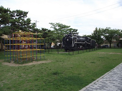 城跡の公園には蒸気機関車が展示されている。