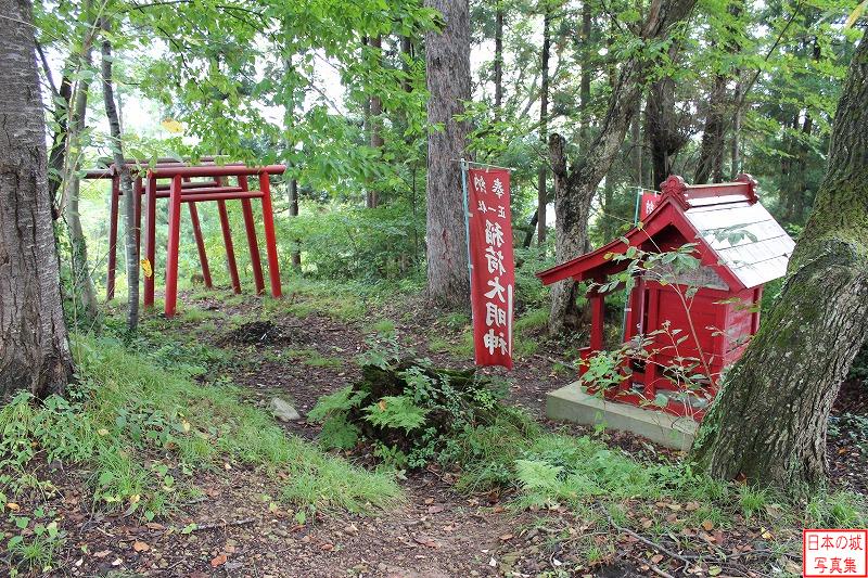 往時は稲荷神社のある場所が虎口の一つであった。