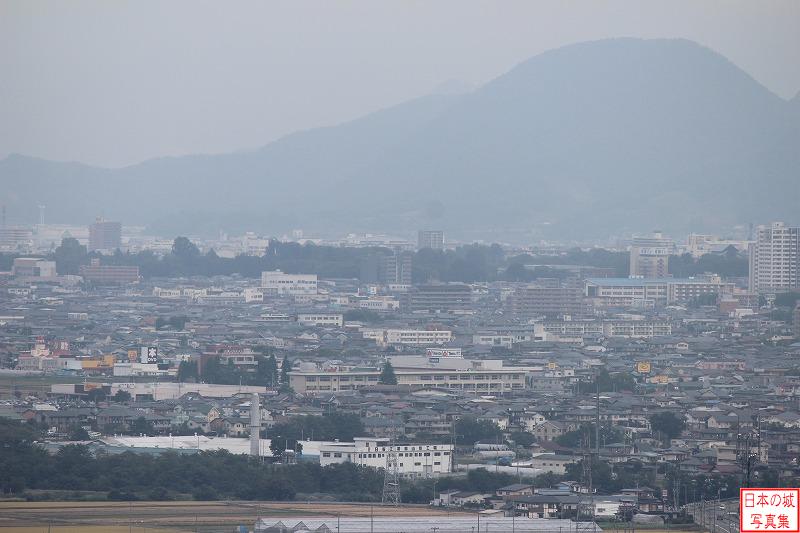 長谷堂城 本丸 遠く山形城を見る