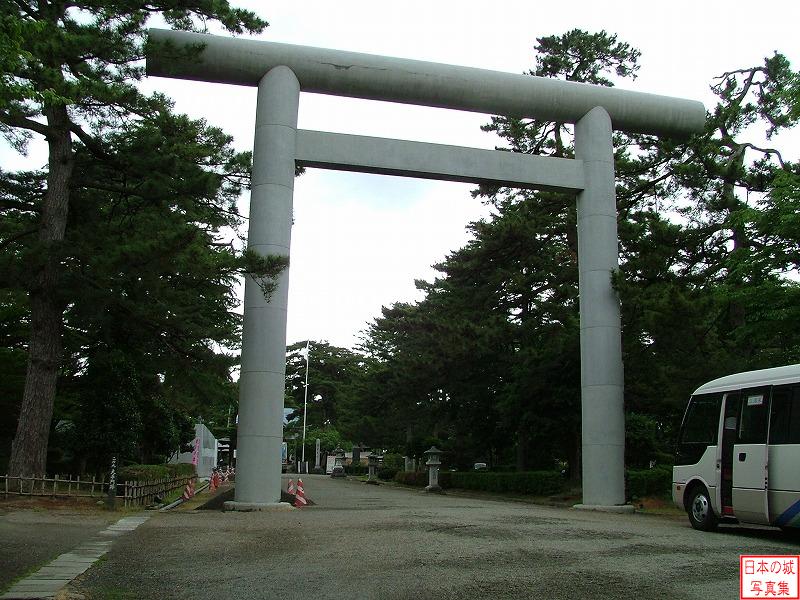 本丸にある庄内神社の鳥居。かつてここには二の丸大手門があり、本丸とは堀で隔てられていた