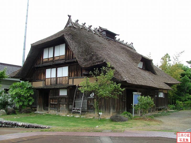 旧渋谷家住宅。山間の村落の農家を移築したもの。創建は文政五年(1822)。「かぶと造り」という外観が特徴的。