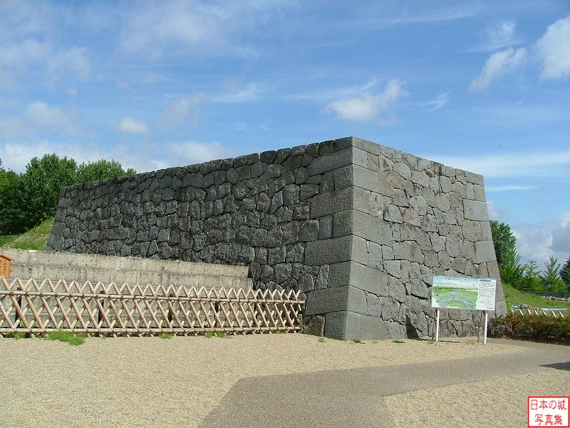 山形城 本丸 櫓門の礎となる石垣(左手)