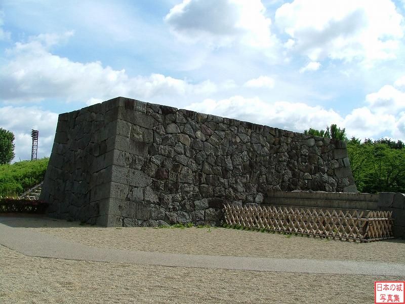 櫓門の礎となる石垣(右手)