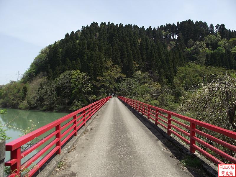 増山城下の和田川ダムに架かる増山大橋。橋を渡ったところに増山城への登山口（七曲り）がある。