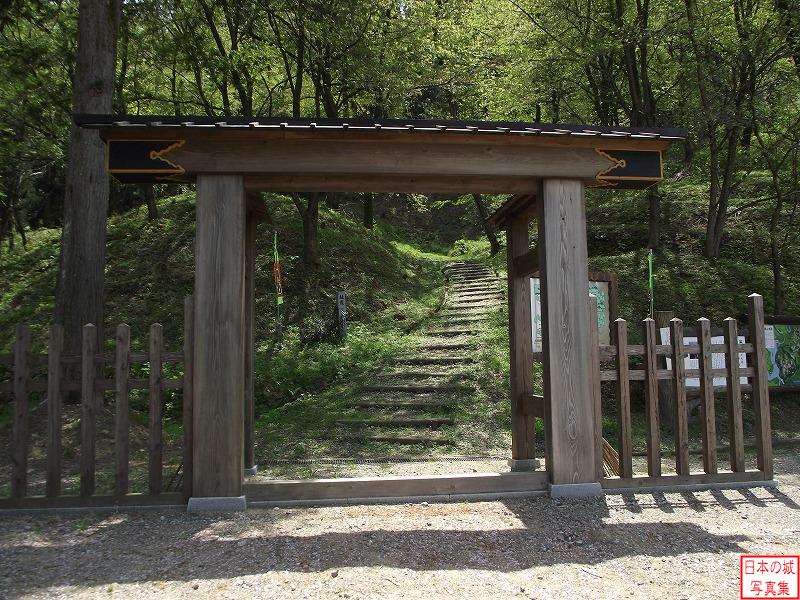 増山城 山麓～一の丸 和田川ダム口付近の登山口。冠木門がある。ここが大手口となる。