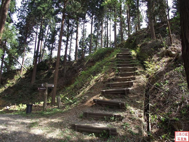 増山城 山麓～一の丸 一の丸へ登る階段