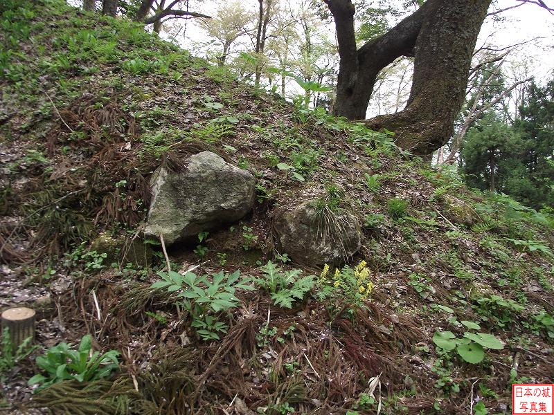 松倉城 本丸 本丸へ登る階段脇にある石。かつては石垣だったか。