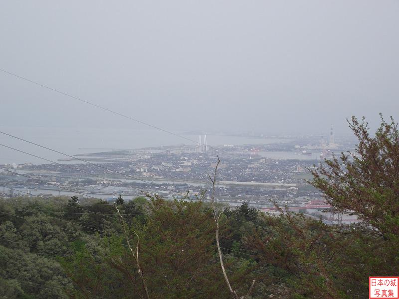 守山城 守山城 城からの眺め。富山湾方面を見る。