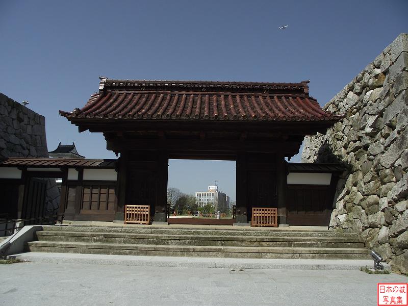 富山城 千歳御門 千歳御門。嘉永2年（1849）に建てられた千歳御殿の正門。千歳御殿は第10代富山藩主・前田利保の隠居所として建てられたものである。
