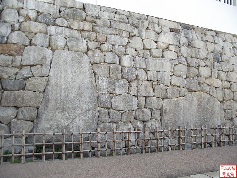 石垣には大きな石が使われている