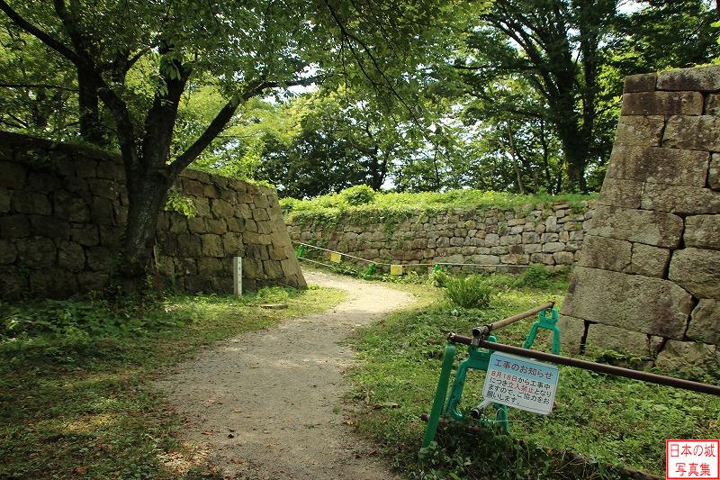 村上城 二の丸 二の丸虎口は枡形門形式となっており、御鐘門跡と呼ばれる
