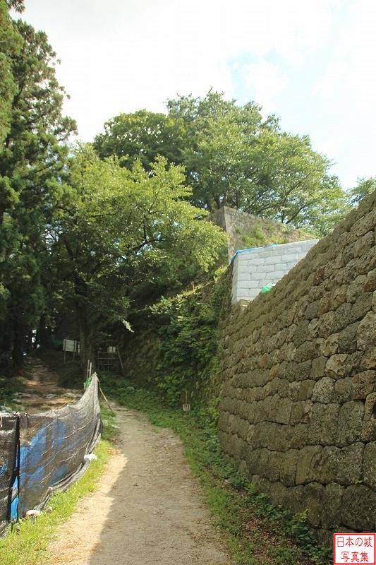 村上城 出櫓 右手に石垣を見ながら進む。戦時にこの道を進むと、常に右側から矢弾を浴びる構造であった