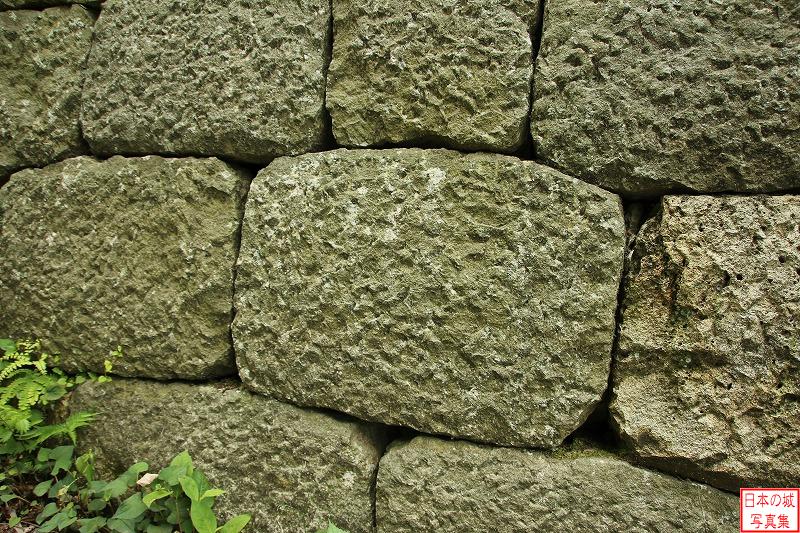 村上城 出櫓 石垣の石は表面が加工され、高さも均一に整えられている