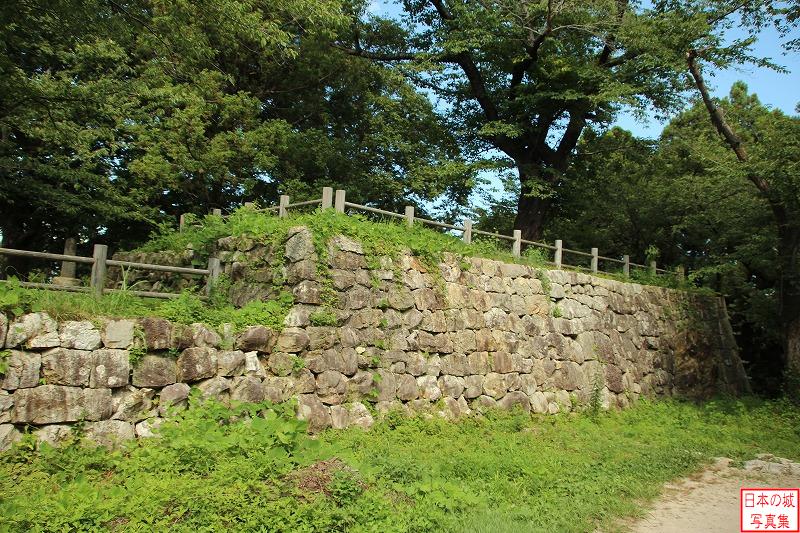 村上城 本丸 本丸から見る石垣。南側はより高い石垣で囲われている