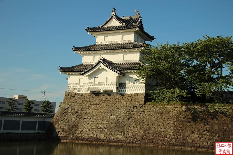 新発田城 三階櫓 三階櫓。新発田藩では幕府に遠慮し天守を築かず、三階櫓がその代役を果たした。