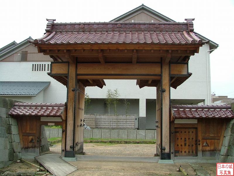 福井城 舎人門 舎人門。福井市立郷土歴史博物館付近に復元されたもので、かつては城の北側外堀の門であった。屋根には越前赤瓦が葺かれている。