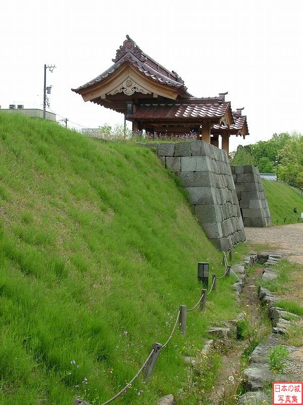 福井城 舎人門 舎人門脇の様子。門のすぐ脇は石垣、それ以外は土塁となっている