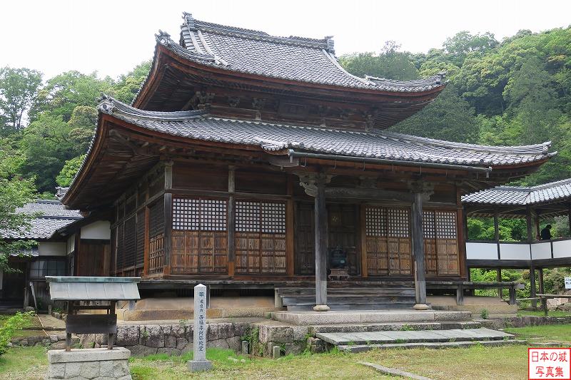 越前敦賀の西福寺の阿弥陀堂。1593年に越前一乗谷から移築されたものと伝わる。もとは単層であったが、のちに、重層に改められた。