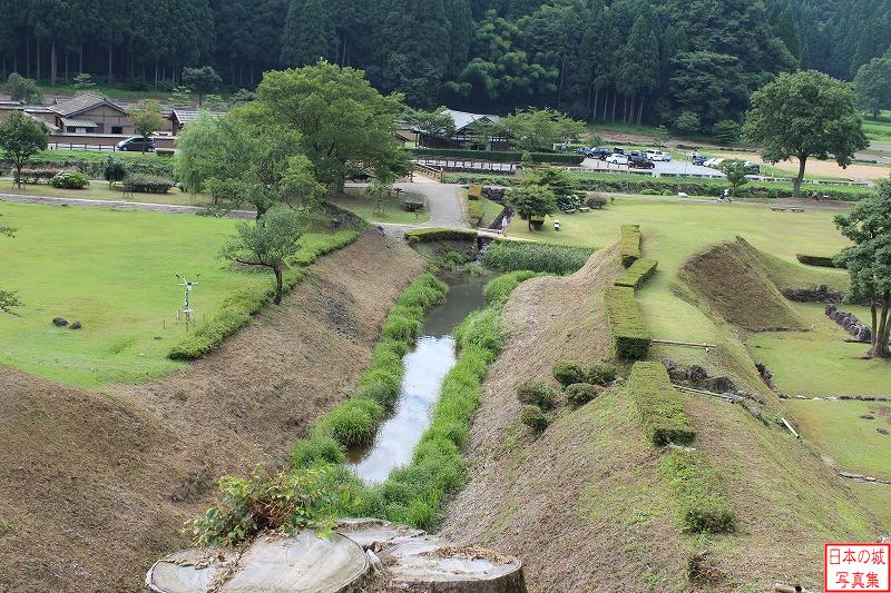 中の御殿と朝倉義景館を隔てる堀を湯殿跡庭園から見下ろす