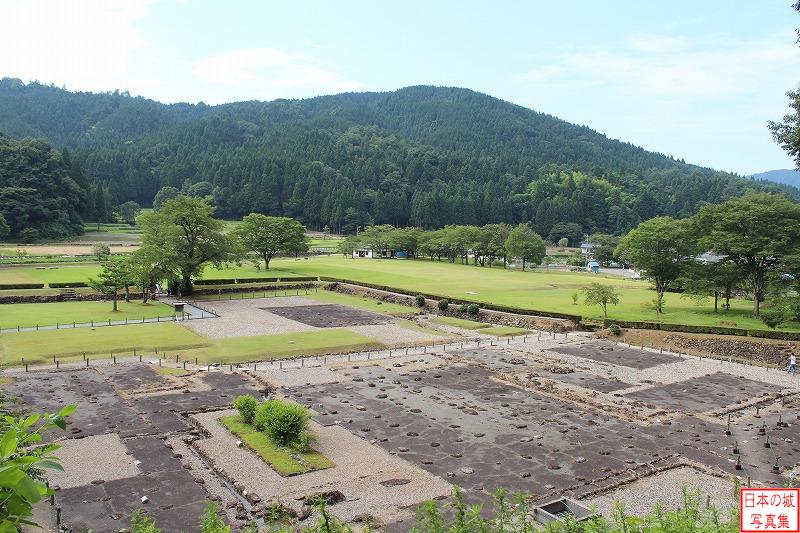 朝倉義景館を見下ろす。かつては、南半分が接客用、北半分が私生活用の館が建てられていたと言う。