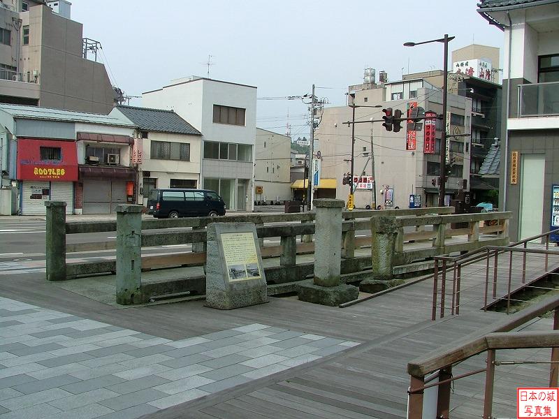 九十九橋のイメージ。九十九橋は柴田勝家が足羽川に架けた北陸道の橋で、半分が石、もう半分が木で造られていた。