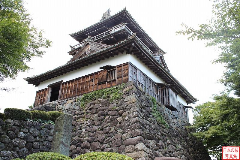 天守。二重三層の天守は現存するもので、日本最古のものとも言われる。