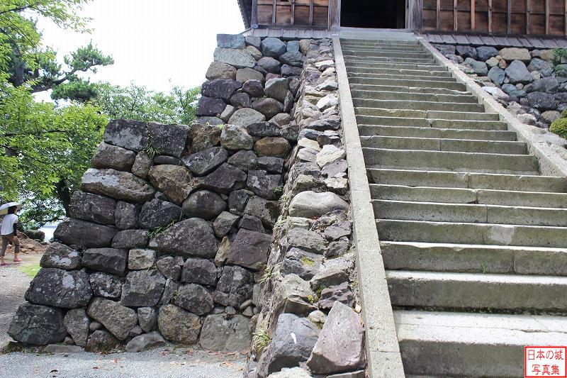 天守台石垣東側。天守入り口まで石垣に設けられた階段を登る。