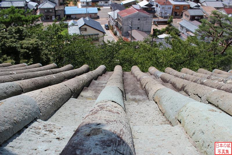 丸岡城 天守内 屋根瓦は越前地方特有の笏谷石でできている。
